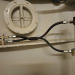 Ein neuer Hydraulikschlauch, den wir auf Ma&szlig; anfertigen lie&szlig;en, ersetzt nun den geplatzten Schlauch. Eine Druckpr&uuml;fung mit anschlie&szlig;ender Sichtkontrolle zeigte keine Auff&auml;lligkeiten. Die Schleusenanlage 1 ist wieder Einsatzbereit!
