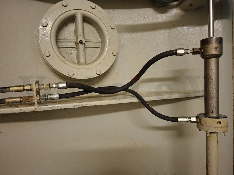 Ein neuer Hydraulikschlauch, den wir auf Maß anfertigen ließen, ersetzt nun den geplatzten Schlauch. Eine Druckprüfung mit anschließender Sichtkontrolle zeigte keine Auffälligkeiten. Die Schleusenanlage 1 ist wieder Einsatzbereit! Ein neuer Hydraulikschlauch, den wir auf Maß anfertigen ließen, ersetzt nun den geplatzten Schlauch. Eine Druckprüfung mit anschließender Sichtkontrolle zeigte keine Auffälligkeiten. Die Schleusenanlage 1 ist wieder Einsatzbereit!