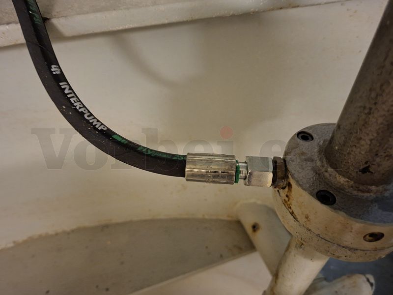 Die Schraubverbindung des neuen Hydraulikschlauches im Detail. Die Schraubverbindung des neuen Hydraulikschlauches im Detail.