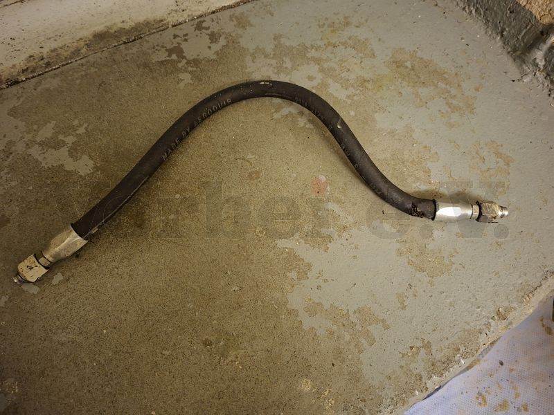 Aufgrund von Ölrückständen wurde der defekte Hydraulikschlauch zusammen mit dem Ölbindemittel fachgerecht in einer Sammelstelle entsorgt. Aufgrund von Ölrückständen wurde der defekte Hydraulikschlauch zusammen mit dem Ölbindemittel fachgerecht in einer Sammelstelle entsorgt.