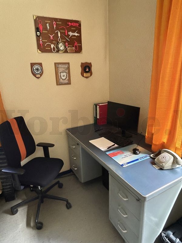 Der originale Schreibtisch des ehemaligen stellvertretenden Dienststellenleiters der GSVBw 22 steht von nun an in der Wache des Unterkunftgebäudes (Objekt 2). Dort leistet er, zusammen mit den historischen Wandtafeln, einen wertvollen Beitrag zum historischen Erscheinungsbild der Anlage. Der originale Schreibtisch des ehemaligen stellvertretenden Dienststellenleiters der GSVBw 22 steht von nun an in der Wache des Unterkunftgebäudes (Objekt 2). Dort leistet er, zusammen mit den historischen Wandtafeln, einen wertvollen Beitrag zum historischen Erscheinungsbild der Anlage.