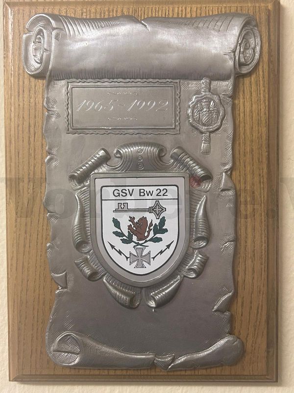 Diese Wandtafel zeigt das Wappen der Grundnetzschalt- und Vermittlungsstelle der Bundeswehr 22 (GSVBw 22) in Drangstedt. Diese Wandtafel zeigt das Wappen der Grundnetzschalt- und Vermittlungsstelle der Bundeswehr 22 (GSVBw 22) in Drangstedt.