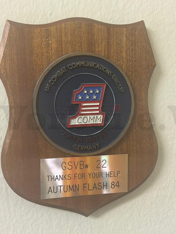 Ein weiteres historisches Verbandsabzeichen stammt von der 1st Combat Communications Group der US Air Force. Es trägt die Gravur „GSVBw 22 – Thanks for your help – Autumn Flash 84“. Die Inschrift verweist auf einen Anlass im Jahre 1984. Vermutlich handelt es sich um ein Geschenk als Dank für die Unterstützung im Rahmen einer Übung. Ein weiteres historisches Verbandsabzeichen stammt von der 1st Combat Communications Group der US Air Force. Es trägt die Gravur "GSVBw 22 - Thanks for your help - Autumn Flash 84". Die Inschrift verweist auf einen Anlass im Jahre 1984. Vermutlich handelt es sich um ein Geschenk als Dank für die Unterstützung im Rahmen einer Übung.