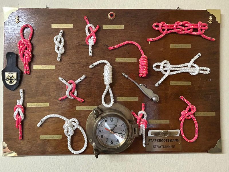Dieses Knotenbrett vervollständigt die Sammlung an Wandtafeln. Dieses Knotenbrett vervollständigt die Sammlung an Wandtafeln.