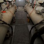 Der Bodenbereich zwischen den beiden Dieselmaschinens&auml;tzen wurde, wie gefordert, mit Metallrosten abgedeckt. Diese Schutzma&szlig;nahme wurde im Jahre 1971 umgesetzt und ist noch heute im Originalzustand erhalten.