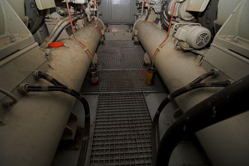 Der Bodenbereich zwischen den beiden Dieselmaschinensätzen wurde, wie gefordert, mit Metallrosten abgedeckt. Diese Schutzmaßnahme wurde im Jahre 1971 umgesetzt und ist noch heute im Originalzustand erhalten. Der Bodenbereich zwischen den beiden Dieselmaschinensätzen wurde, wie gefordert, mit Metallrosten abgedeckt. Diese Schutzmaßnahme wurde im Jahre 1971 umgesetzt und ist noch heute im Originalzustand erhalten.