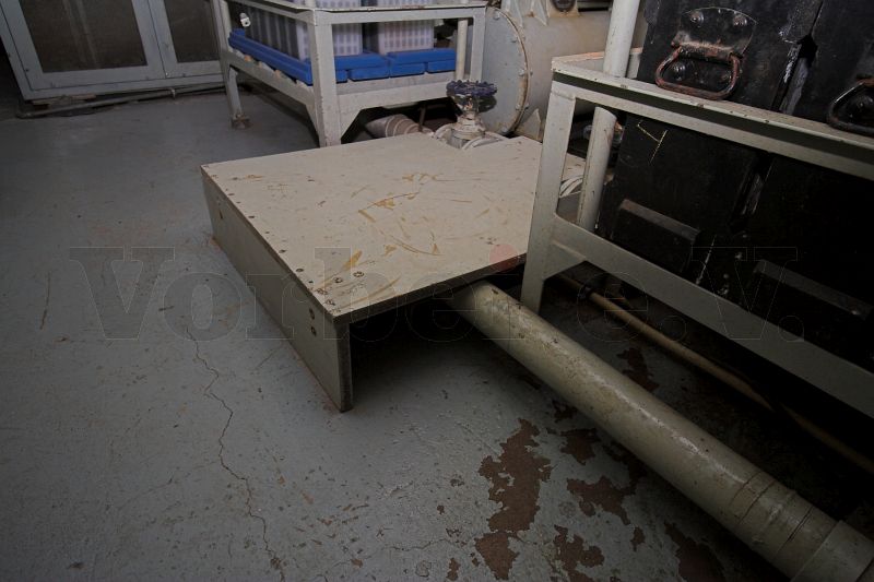 Die Abdeckung der Rohre in einer Seitenansicht. Diese originale Abdeckung erfüllt auch heute noch die vorgesehene Schutzfunktion. Die Abdeckung der Rohre in einer Seitenansicht. Diese originale Abdeckung erfüllt auch heute noch die vorgesehene Schutzfunktion.