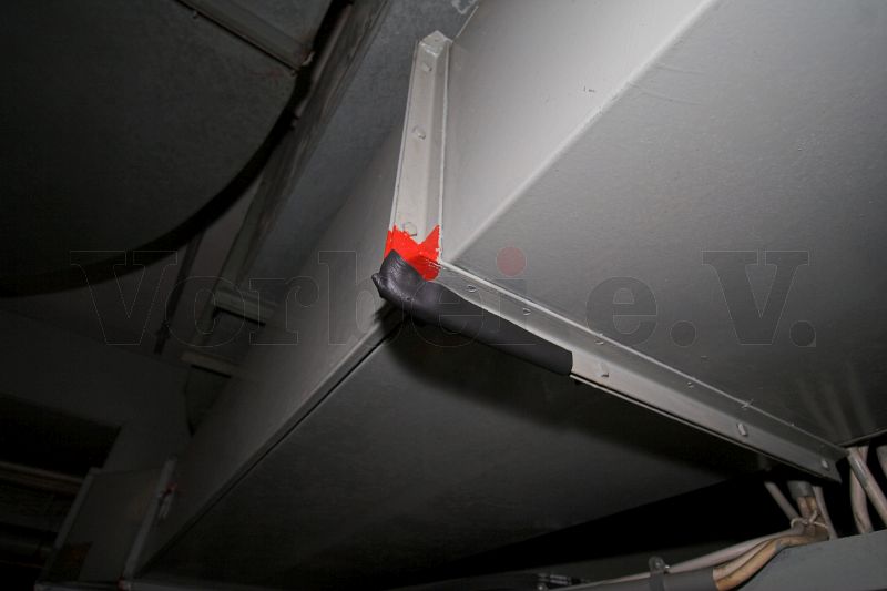 Die Kanten der Metallprofile, an denen die Be- und Entlüftungskanäle unter der Raumdecke befestigt sind, wurden gekürzt und gepolstert. Die Kanten der Metallprofile, an denen die Be- und Entlüftungskanäle unter der Raumdecke befestigt sind, wurden gekürzt und gepolstert.