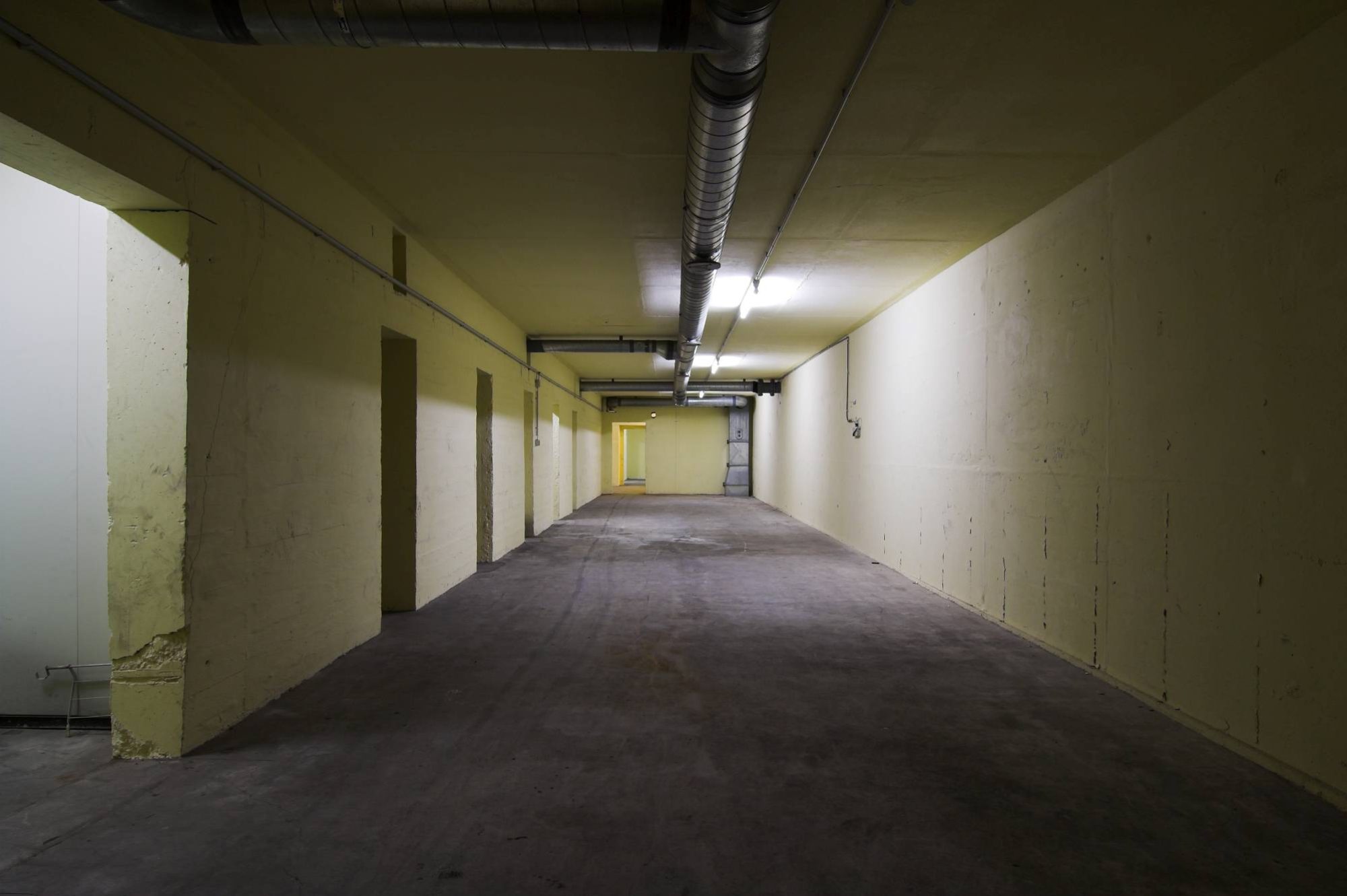 Ein Schutzraum im Hochbunker Hagenbleckstraße in der Landeshauptstadt Hannover. Es handelt sich dabei um das einzige von insgesamt vier Schutzbauwerken, dass im Nutzbarmachungsprogramm 1977 im Stadtgebiet hergerichtet wurde und heute noch nahezu im Originalzustand besteht.